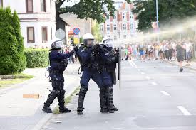 W trakcie pierwszej połowy doszło jednak do zamieszek na trybunie zajmowanej przez najzagorzalszych kibiców miedziowych, którzy starli się z ochroną i z policją. Qm12wmyqbzf2km