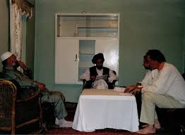 Près de 20 ans après l'assassinat du commandant massoud, une allée parisienne a été baptisée à son nom ce samedi par la maire de paris, en présence de son fils ahmad massoud. Felix Le Roy Quand Bernard Henri Levy Etait L Ambassadeur De La France En Afghanistan La Regle Du Jeu Litterature Philosophie Politique Arts