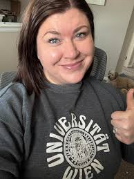 Seems like yesterday! My sweatshirt is aging 😀🐝