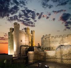 Castillo De Valencia De Don Juan Leon De Arquitectura Gotico Militar Fue Abandonado A Mediados Del Sig Castillos Lugares De Espana Arquitectura En Espana