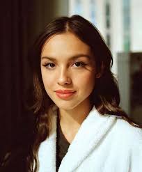 Olivia Rodrigo mu daha çekici yoksa Jenna Ortega mı? : r/VindictaRateCelebs