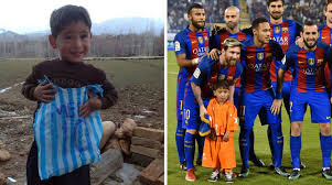 Lebensjahr für den fc barcelona. Lionel Messis Fan Mit Plastiktuten Trikot Mochte Raus Diesem Land Stern De