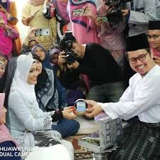 Sekeping omma membawa diri, demikian kata farah lee atau nama sebenarnya nurfarahin romli di fbnya mengenai kehidupannya selepas bercerai talak satu dengan personaliti tv3, ally iskandar pada 17 ogos lalu. Wiki Rakyat Tahniah Ally Iskandar Semoga Farah Lee Facebook