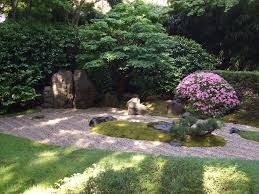 Es ist ein farbenfrohes und schön angelegtes beet, das während des ganzen jahres mit blütenfarben und pflanzenformen die blicke auf sich zieht und fasziniert. Zen Garten Anlegen So Schaffen Sie Einen Harmonischen Japangarten