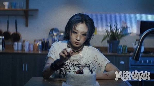 LEE JISOO（HANAのJISOO）、韓国で撮影された「MISMATCH」MVで“ちぐはぐさ”を表現 | Daily News | Billboard JAPAN
