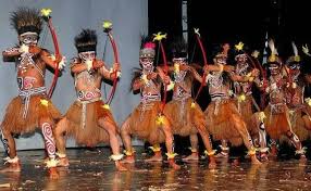 Pola lantai bisa dibentuk secara tunggal seperti tari jaipong dari jawa barat, berpasangan seperti tari serampang dua belas dari sumatera utara, atau berkelompok seperti tari piring dari sumatera barat. Tari Musyoh Sejarah Makna Ciri Khas Gerakan Properti