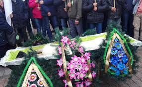 Вынос гроба с телом политика бориса немцова по окончании церемонии прощания. Pod Radu Prinesli Grob S Trupom Svini I Venki Ukrainskaya Pravda