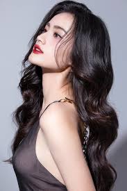 Sao Việt 20/8: Hoa hậu Ý Nhi gợi cảm bất ngờ, Ninh Dương Lan Ngọc mặc váy  cưới