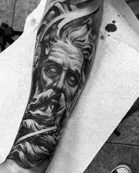 Black And Grey Tattoo Ideas For Men Greek God Amazing Black And Grey Tattoos For Men Godtattoosformen Tatuagem De Estatua Tatuagens Gregas Tatuagem Zeus