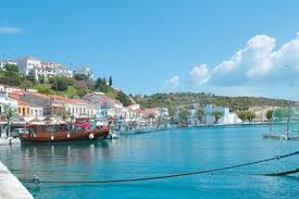 Samos is a greek island in the eastern aegean sea, south of chios, north of patmos and the dodecanese, and off the coast of western turkey,. Samos Ligo Krasi Ligo 8alassa Kai Ena 8ewrhma Www Olivemagazine Gr