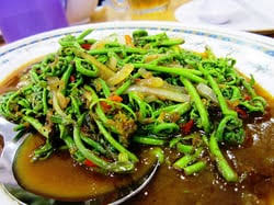 Haa…macam kat sini banyak kuih kering tradisional, ada kuih kapit, ada rempeyek, kat sarawak ada tak kuih tradisi macam ni? Makanan Tradisional Iban Yang Sedap Di Sarawak