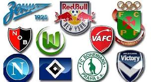 (associazione calcio napoli), il tutto su sfondo celeste.fu lo stemma della società partenopea per un â€¦ 'a squadra tene comme stemma 'o ciuccio, pe' tramente 'o â€¦ società sportiva calcio napoli is. Foto Napoli Nella Top Ten Dei Loghi Piu Brutti Del Calcio Minimalisti Dov E L Anno Di Fondazione