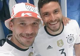 Jonas hector (r., hier mit teamkollege ellyes skhiri): Poldis Em Schuhe Signiert Neuer Hector