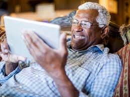 Los adultos mayores son más propensos a compartir noticias falsas - Funiber Blogs - FUNIBER