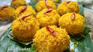 Le nasi kuning est servi moulé en forme de cône et appelé tumpeng. Resep Dan Cara Membuat Ketan Serundeng Dgn Warna Serundeng Yg Cantik Kuning Keemasan Manis Gurih Youtube