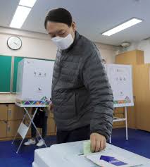 안 대표는 31일 마포구 경의선숲길 공원에서 유세 후 기자들과 만나 일각에서 사전투표에 부정선거 가능성이 있다고 걱정하지만, 시민들이 잘 감시해준다면 차단할 수 있다며 사전투표에 참여해달라고. 4nbci4puiuk0bm