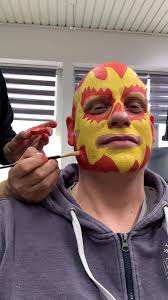 Gütersloher Grillmeister ersetzt Maske durch Schminke