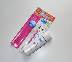 My skin didn't burn nor feel heated although i had been exposed to the sun, and my foundation didn't oil up and slip. Review Hada Labo Uv Moist Emulsion Sunscreen Spf50 Pa