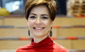 Daha önceki yazılarımızda çeşitli meslek gruplarından binlerce kişinin biyografisini ve bazı haber spikerlerinin yaşamlarını burada sizlerle paylaşmıştık. Ozlem Gurses Kimdir Sunucu Ozlem Gurses Biyografisi Ankara Gundem Ankara Haber Son Dakika Ankara Haberleri
