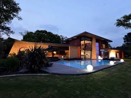 Une Maison Contemporaine Inspiree Par Les Yachts De Luxe Maison Contemporaine Maison Maisons Contemporaines