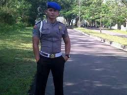Ayah perwira polisi provos polda bali. Polisi Ganteng Vs Polisi Kekar Indonesian Hottest Guy On Social Media