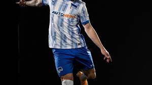 Die reaktionen der fans sind gespalten. Hertha Stellt Neues Trikot Mit Hahohe Schriftzug Im Nacken Vor Rbb24