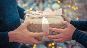 Sangat sukar untuk membuat hadiah yang perlu dan baik untuk seorang wanita. Perlukah Marah Saat Suami Kasih Kado Ke Teman Wanita