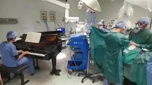 Juego de mesa de jake el pirata operando de hasbro. Operan A Un Nino De Diez Anos Mientras Un Medico Toca El Piano En El Quirofano