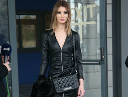 Βιντεάκια από την επικαιρότητα, το δελτίο ειδήσεων και τις εκπομπές του star. H Stylish Emfanish Ths Annas Marias Hliadoy Me Little Black Dress Kai Leyka Sneakers Marie Claire O Ti Exei Shmasia Gia Tis Gynaikes