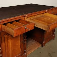 Wir begrüßen sie als interessierten leser auf unserer webseite. Grosser Schreibtisch Kirschholz Italien 19 Jahrhundert Tische Und Pulte Antiquitaten Dimanoinmano It