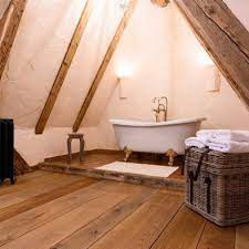 Das massivparkett im feuchtraum muss daher zwingend vollflächig mit parkettkleber verklebt werden und dazu ist ein dauerelastischer klebstoff zu verwenden. Holzboden Im Bad Havelland Diele Schlossdielen Und Dielen Bis 13m Lange