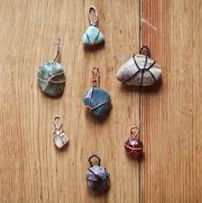 Diy Easy Wire Wrapped Stone Pendant Tutorial Easy Cheap And Can Be Worn As A Pendant Or As Charms On A Br Wire Wrapping Stones Stone Wrapping Jewelry Crafts