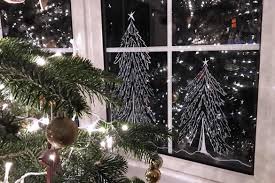 This christmas, make every room look as festive as possible with these jolly christmas decoration ideas. Diy Christmas Window Decorations