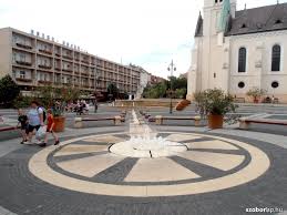 Вид на kossuth tér, капошвар (венгрия). Kossuth Ter Szokokut Kozterkep