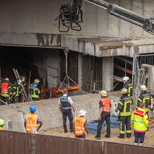 Regenmassen reissen nach ersten angaben ein gerüst an der grossbaustelle der b14 um. Stuttgart Nach Gewitterregen Baugerust Sturzt Ein Bauarbeiter Tot Baden Wurttemberg