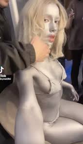 Aleyna Tilki, tüm vücudunu boyadı! Sosyal medyadan yayınladığı video gündem  oldu - Aydın Haber Gündem