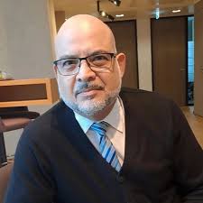 Será que alguien le puede decir que no se puede mentir toda la vida? y que  después de un año mentir es hacer el ridículo, aunque ella tiene ya por lo  menos