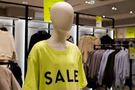 Concept De Shopping. Mannequin Faisant La Publicité D'une Vente Dans Un  Magasin De Vêtements. L'intérieur Du Magasin Discount Prop Image stock -  Image du idée, événement: 431254363