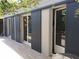 Volets Coulissants En Alu A Bagnols Sur Ceze Volet Coulissant Facade Maison Maison Contemporaine
