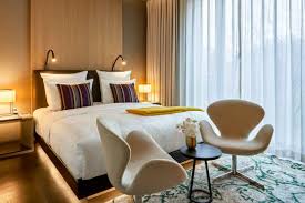 Sauberes und gepflegtes badezimmer mit badewanne. Zimmer Und Suiten Extravagant Und Modern So Berlin Das Stue Hotel