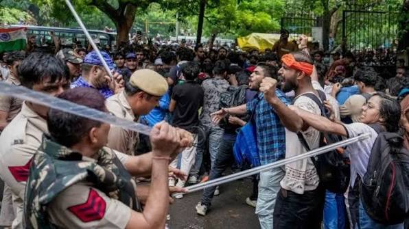 दिल्ली पुलिस, तुम्हारी लाठी का हिसाब कौन देगा?