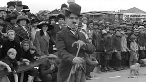 Demikian sejak itu, aku harus membiasakan hidupnya dengan jadwal tugas suamiku, suatu hari menjelang sore hari. Charlie Chaplin Kisah Miris Si Komedian Berkumis