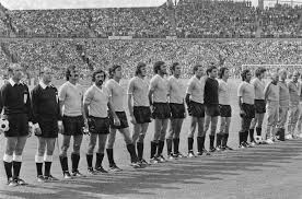 Blijf altijd op de hoogte van het laatste nieuws via de snelste en leukste nieuwssite van nederland, 24 uur per dag en 7 dagen in de week. Datei Wereldkampioenschap Voetbal 1974 Nederland Tegen Uruguay 2 0 Elftallen Tijdens Bestanddeelnr 927 2609 Jpg Wikipedia