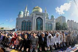 Он отмечается ровно на 70. Musulmane Otmechayut Prazdnik Uraza Bajram