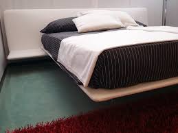 Dotato di 2 cuscini ornamentali sfoderabili. Letto Filo Xl By Pianca In Ecopelle Bianca Gambe Trasparenti Visma Arredo Outlet