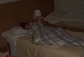 VÍDEO: Turistas encontram intrusa dormindo pelada em quarto de hotel - RIC  Mais