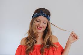 Ich zeige euch hier eine originelle frisur mit duttkissen und holländischem zopf. Keypiece Bandana 4 Frisuren Looks Mit Tuch Im Haar Zum Nachmachen Galeria Blog