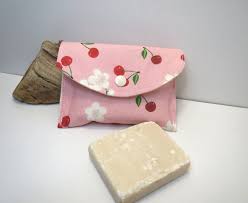 Etui A Savon De Voyage En Coton Enduit Range Savon Pochette Savon Accessoire Zero Dechet Kit Du Voyageur Cerises Etsy Wallet Card Case