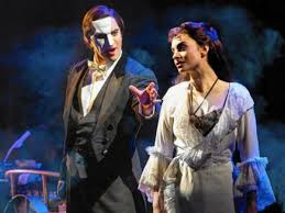 Un hombre misterioso que habita catacumbas de la casa de la opera, aterroriza la ópera de parís para atraer la atención de una joven vocalista de la el hombre se esconde del mundo para mantener oculta su deformidad que cubre con una mascara pero al llegar kagome, huerfana y sin hogar le. Maquillaje De Fantasia El Fantasma De La Opera Carnaval 2021 Maquillajerossa