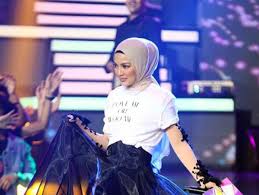Neelofa atau lofa tidak dapat menahan perasaan hiba dan sedih sewaktu mengumumkan akan mengundurkan diri daripada mengacarakan program meletop yang cukup sinonim dengan dirinya. Pakaian Neelofa Di Ame 2017 Dikecam Neelofa Beri Penjelasan Tehpanas